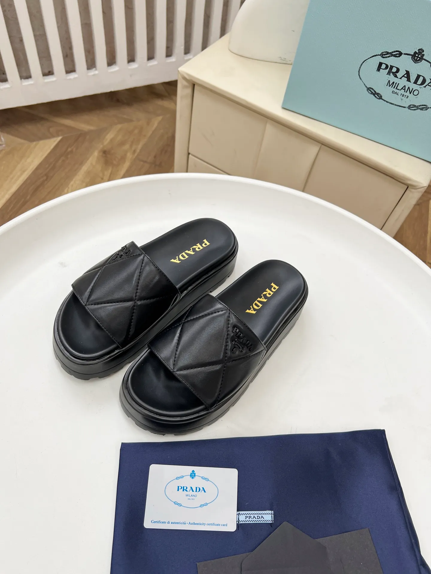 👟👟Ex-factory price 440👟👟 Prada/Prada 25ss summer new couple's beach thick-soled Birkenstock sandals. This shoe style is really a classic design that will not go out of style and is in line with everyone's current pursuit of comfortable and healthy wearing concepts. It is regarded by many domestic and foreign celebrities and fashionistas as an important choice for daily slippers. ✔Upper: imported super soft sheepskin ✔Inner lining: imported sheepskin ✔Hardware: Original molded split hardware ✔Outsole: Ultra-light, wear-resistant and non-slip foam sole ✔Number of yards: 35~40 (custom-made 40 pieces are non-refundable)